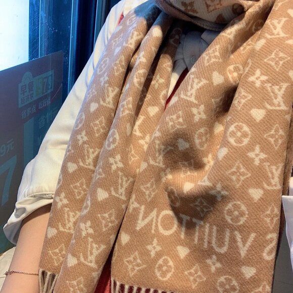 Louis Vuitton Monogram wool scarf - Picture 6 of 8